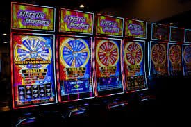 Pemain menikmati fitur Social Bingo dan live chat di platform 33rp dengan komunitas aktif